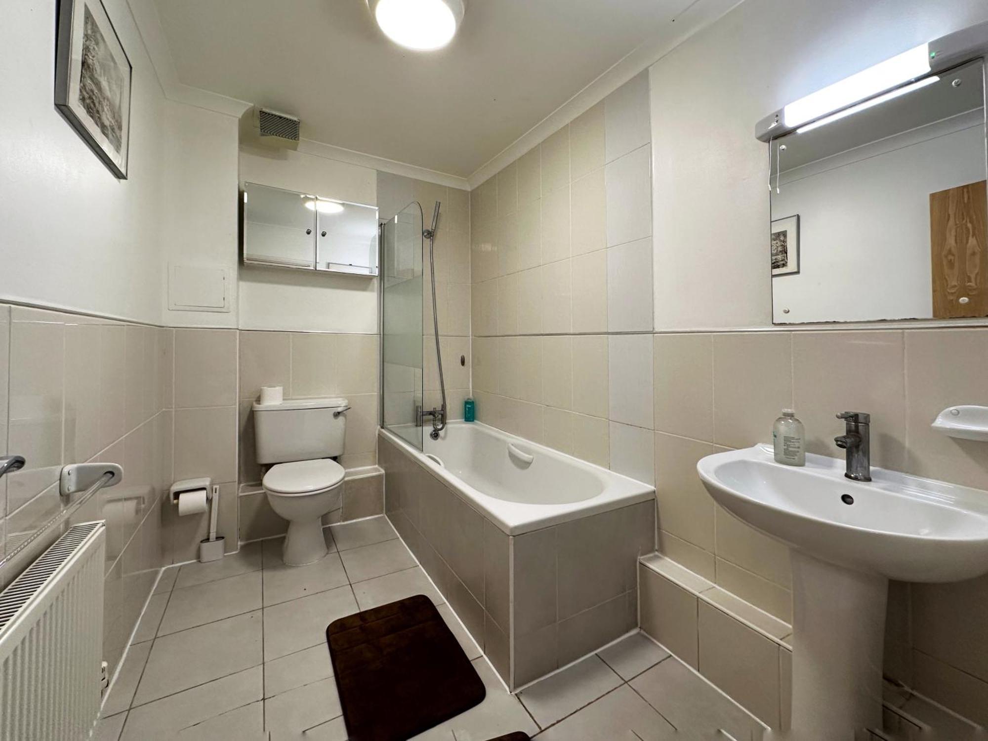 Betty's Place In Tower Hill - 2 Double Beds, Max 4 People, Great Location In Appartement