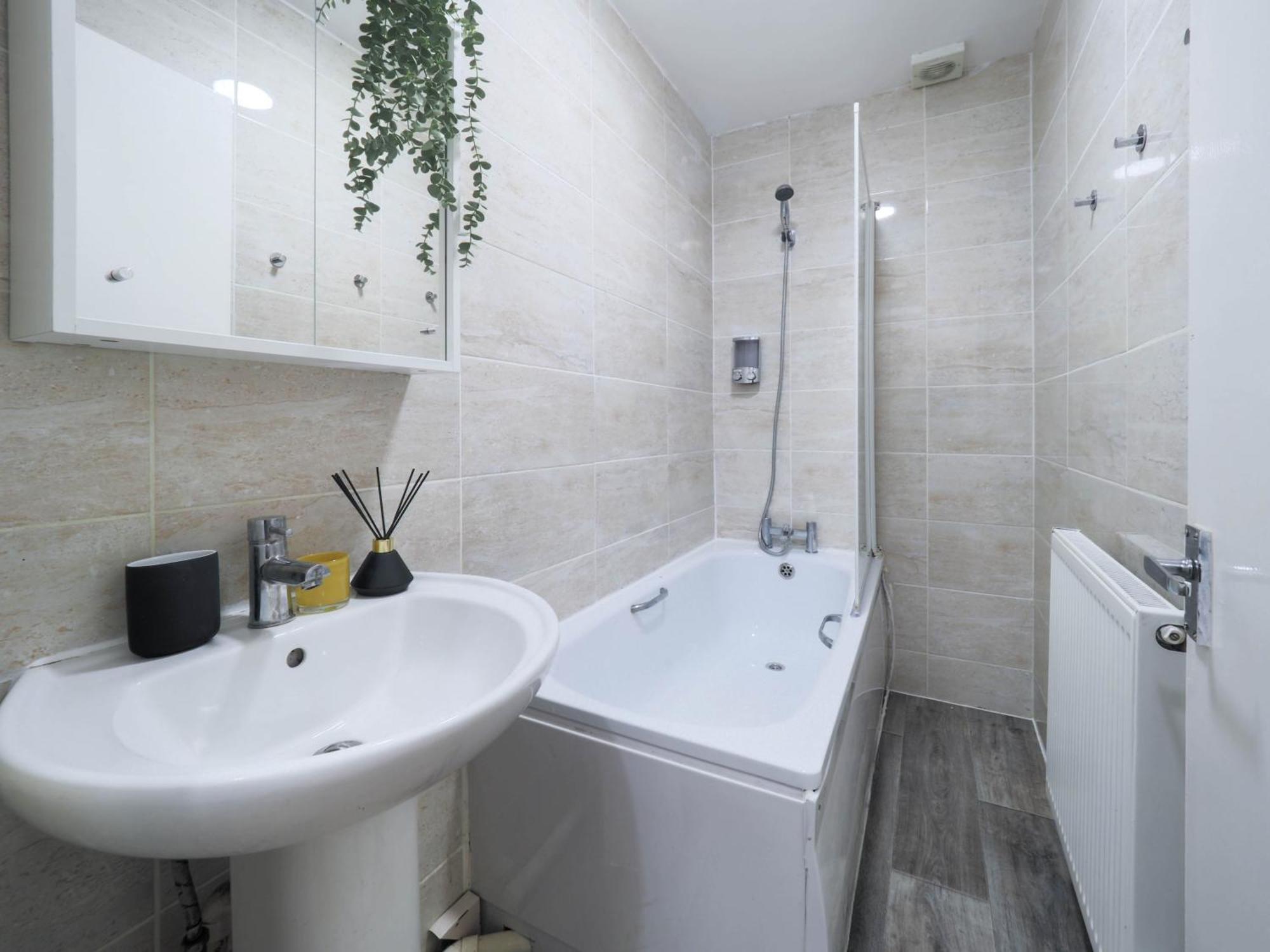 F1 Cozy 2 Bed Flat Opposite Olympia Sleeps 5 People Leilighet