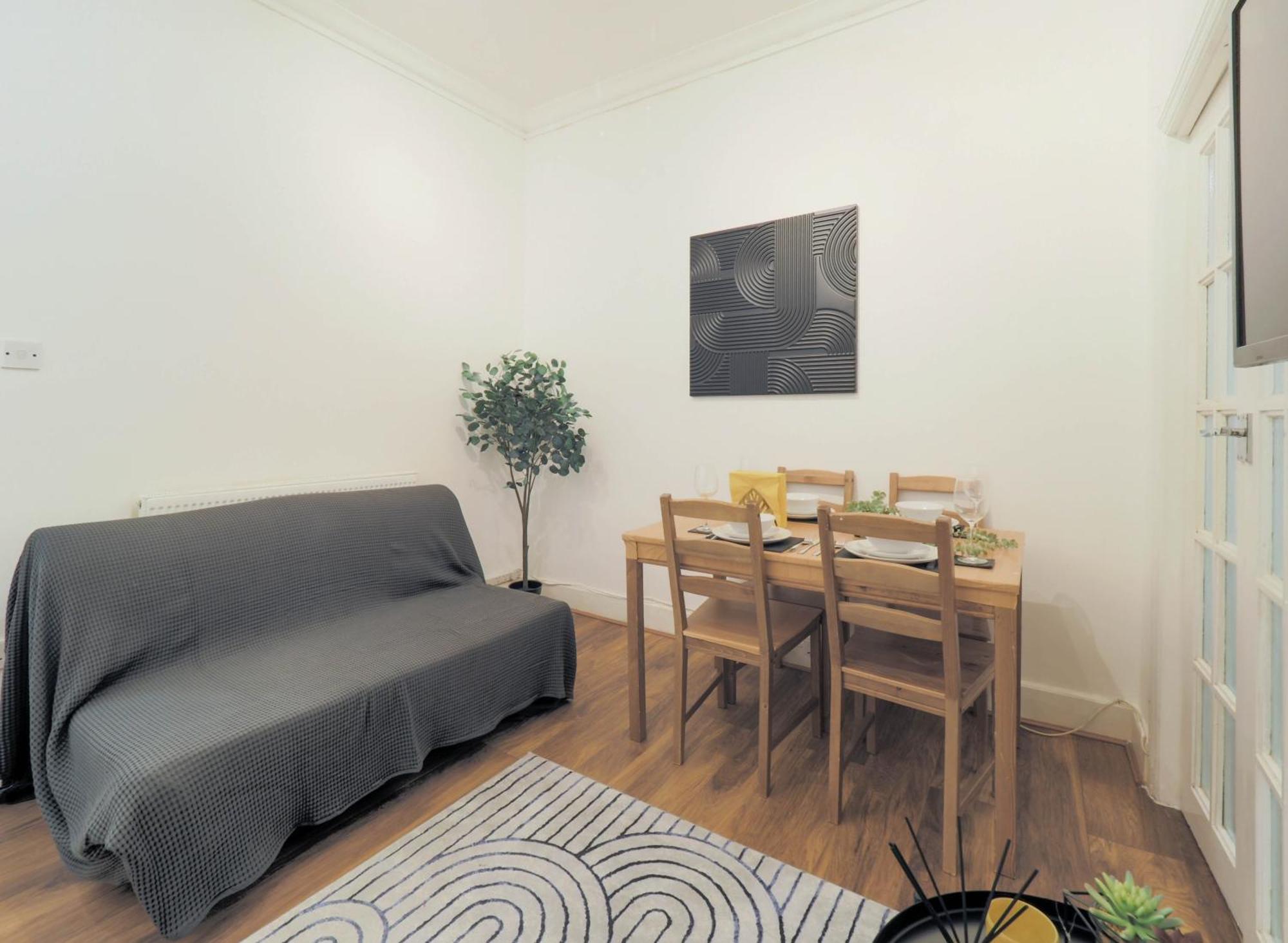 F1 Cozy 2 Bed Flat Opposite Olympia Sleeps 5 People Leilighet *