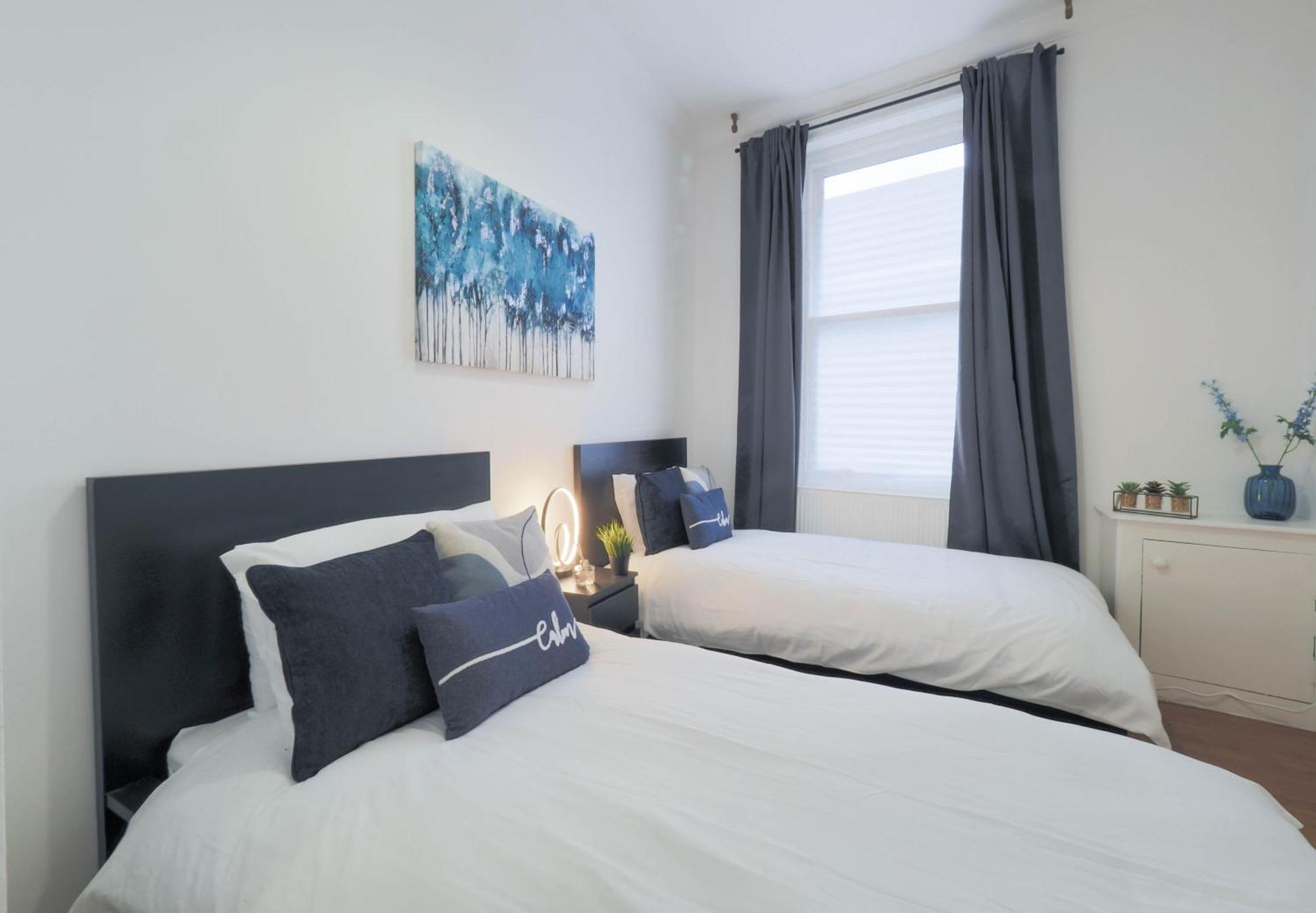 F1 Cozy 2 Bed Flat Opposite Olympia Sleeps 5 People Leilighet London