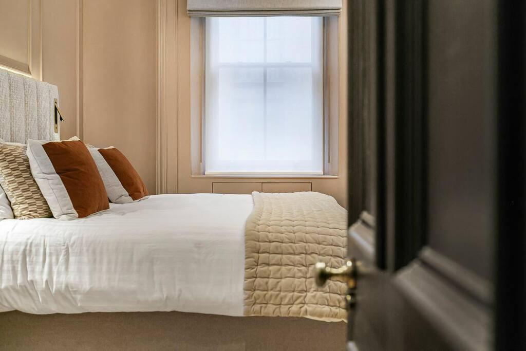Ultra Luxury Holland Park Apartment *