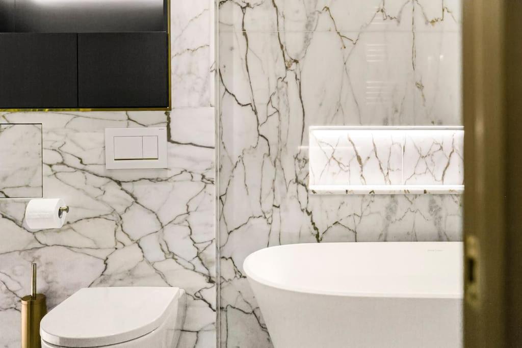 Ultra Luxury Holland Park Apartment *