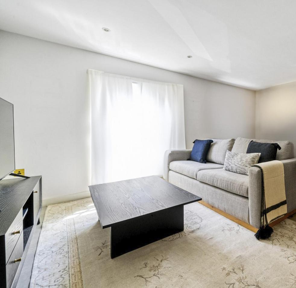 Chic 2 Bedrooms In Soho Apartment *