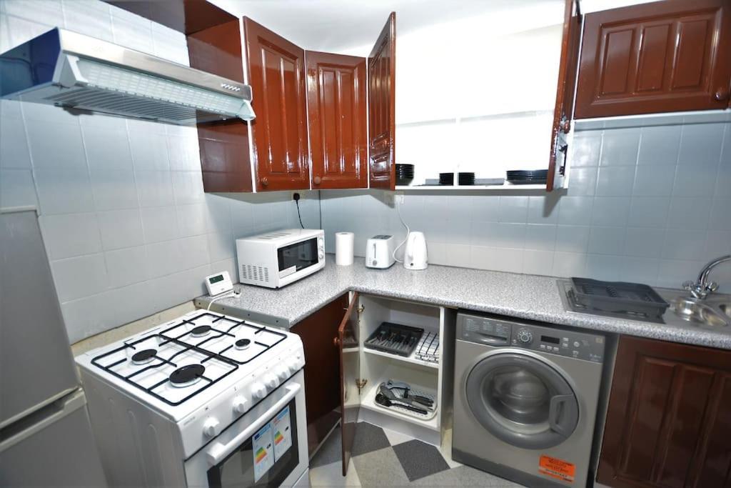 Spacious 3 Bedroom House In Beckton Ferienhaus *