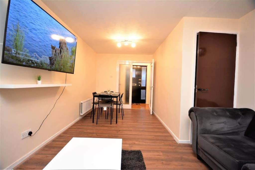 Spacious 3 Bedroom House In Beckton London