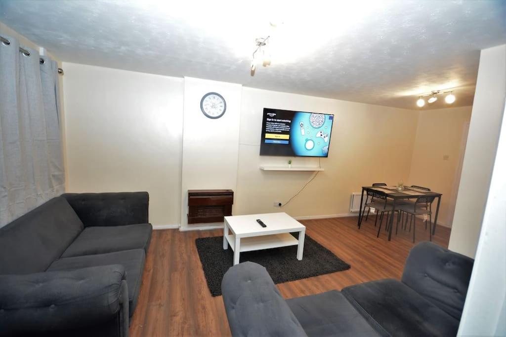 Spacious 3 Bedroom House In Beckton * London