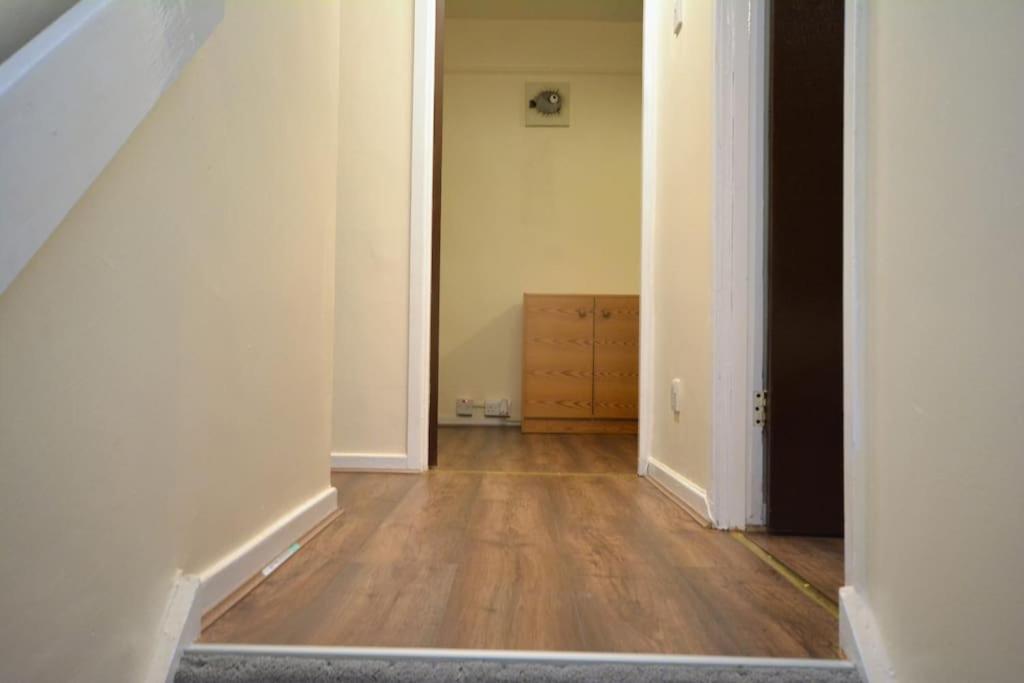 Spacious 3 Bedroom House In Beckton Holiday home London