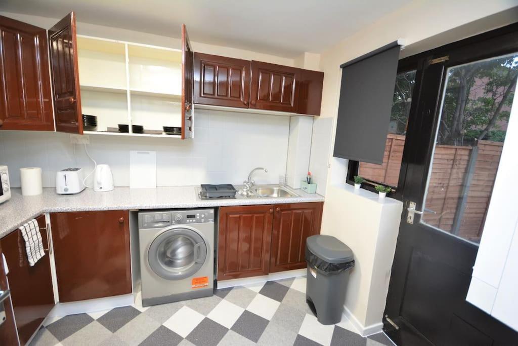 Spacious 3 Bedroom House In Beckton * London