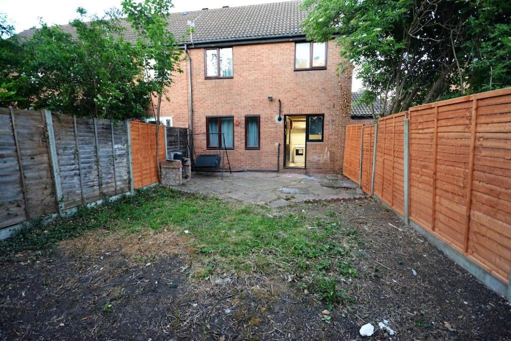 Spacious 3 Bedroom House In Beckton * London