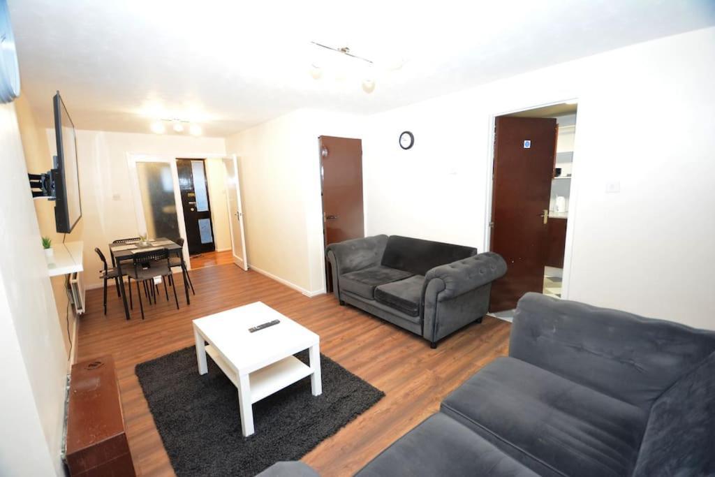 Spacious 3 Bedroom House In Beckton Holiday home London