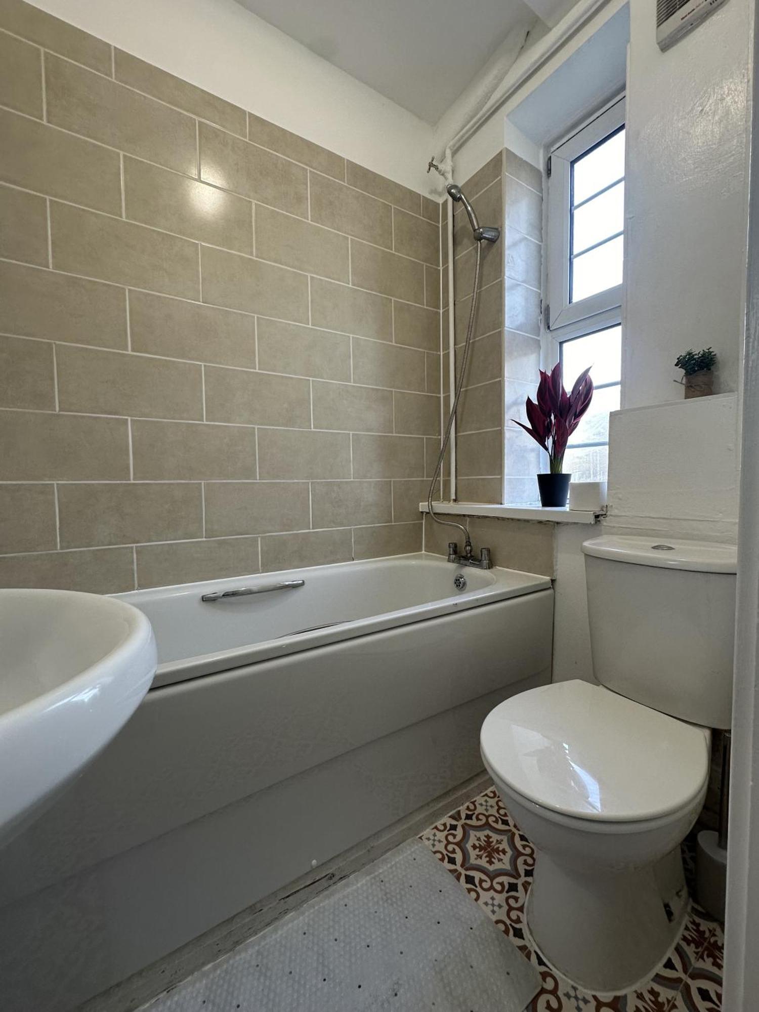 Chic 3 Bedroom Flat Ontower Bridge Apartment London