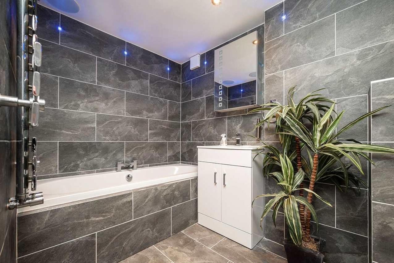 Luxury Flat In Cheslea Prime Location
