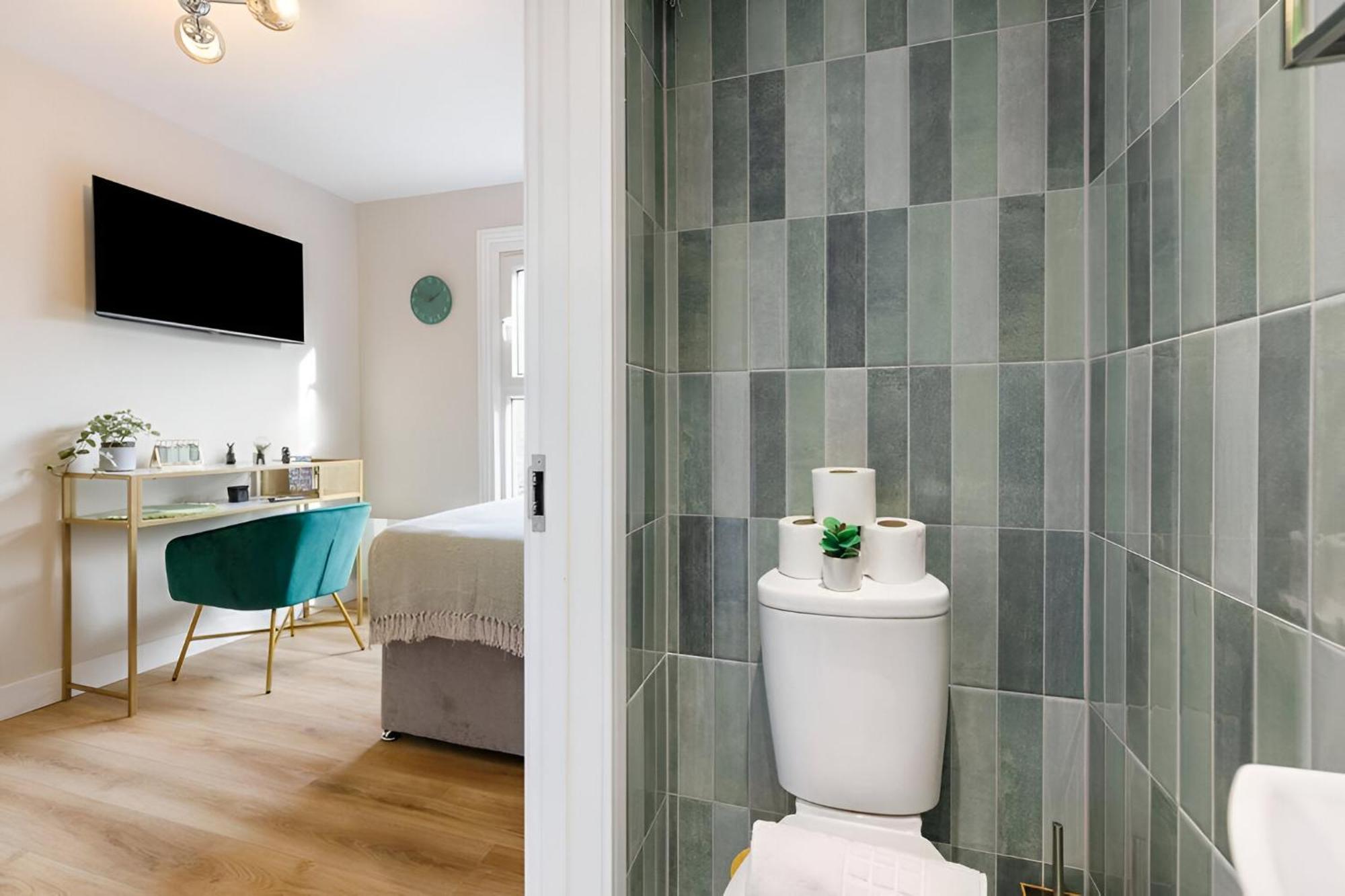Serene Getaway With Calming Ambiance Londen