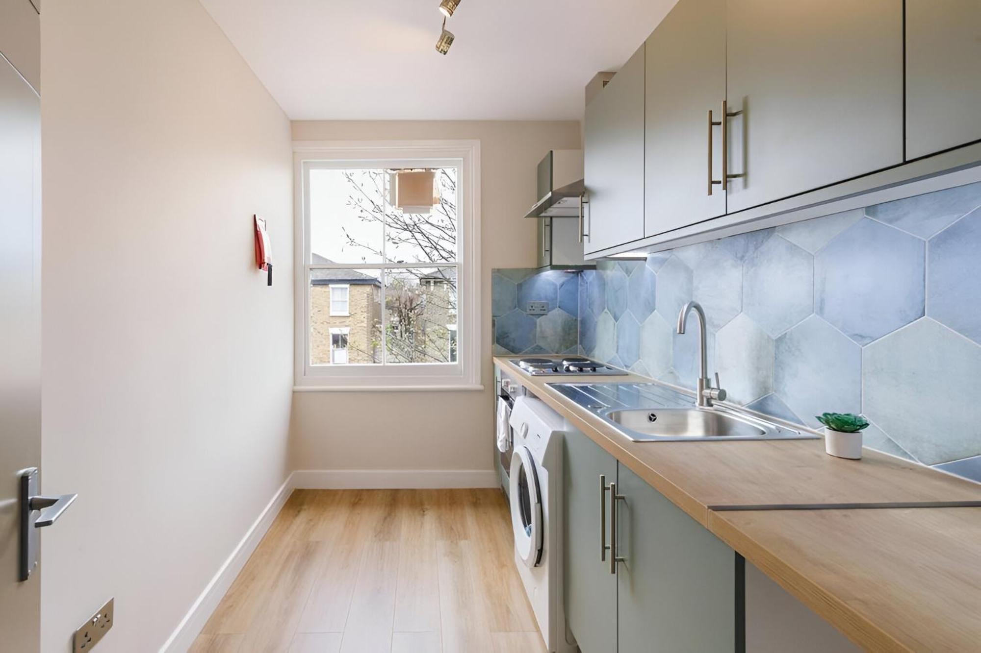 Serene Getaway With Calming Ambiance Londen