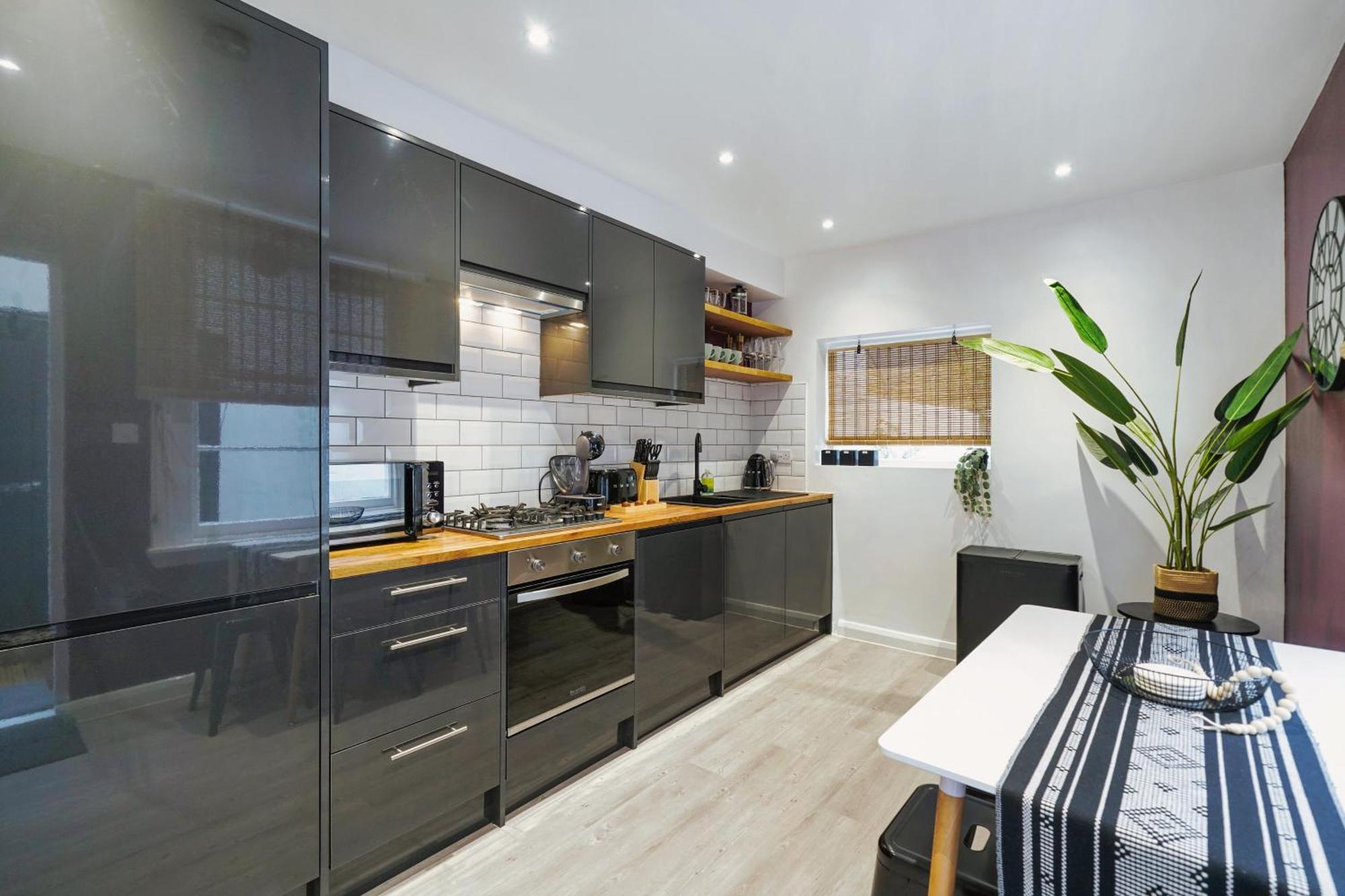 Acton - Hot Tub, Cinema & Gaming * London