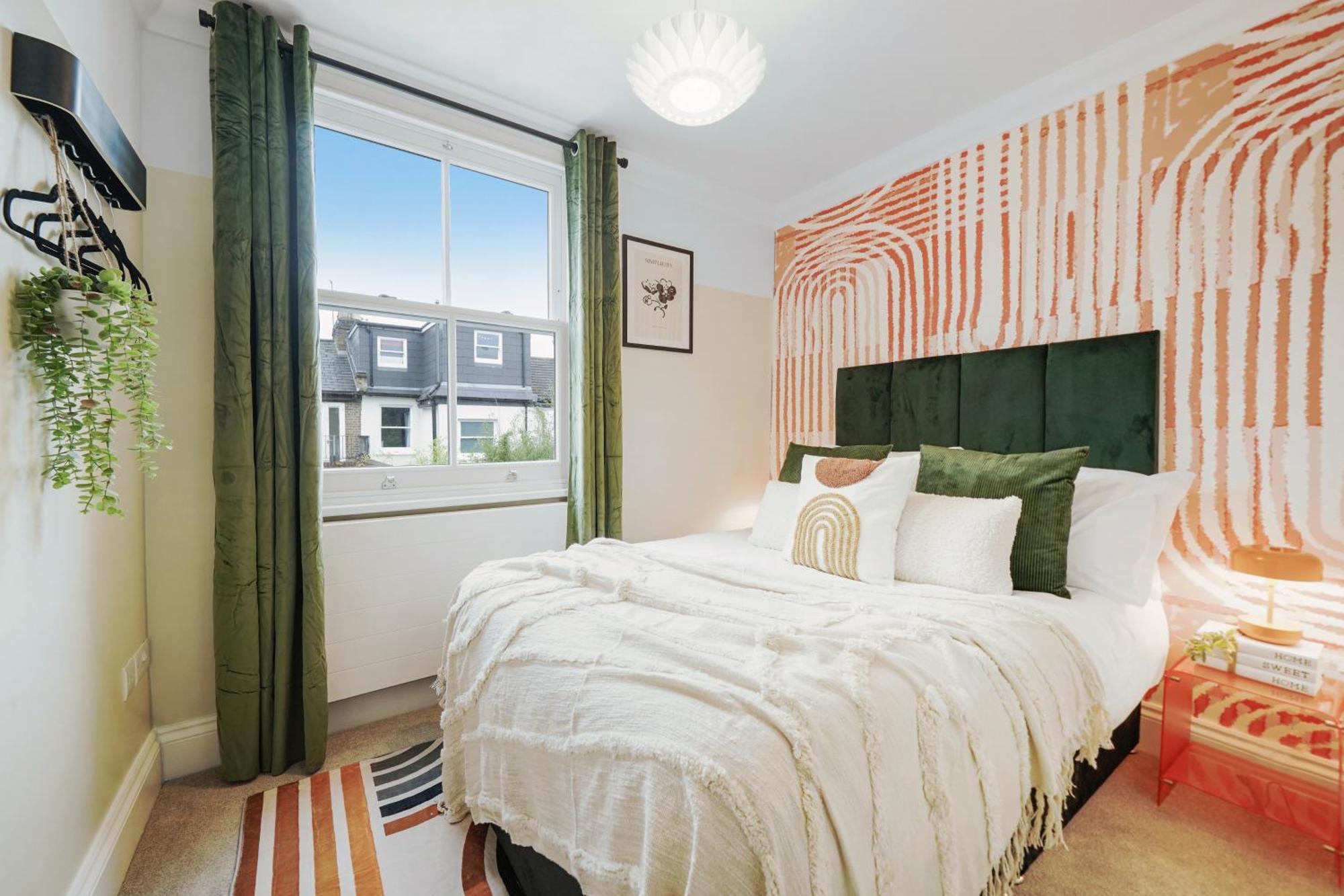 Acton - Hot Tub, Cinema & Gaming London