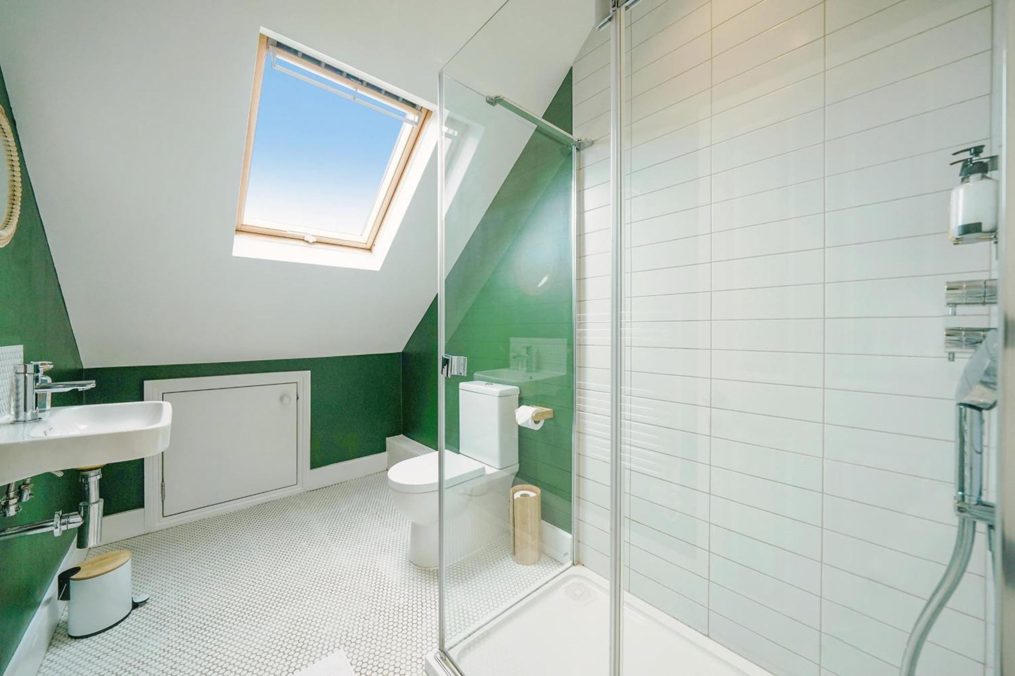 Acton - Hot Tub, Cinema & Gaming Villa London