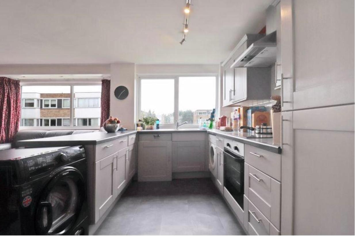 Spacious Wanstead Apartment- Sleeps 4! *