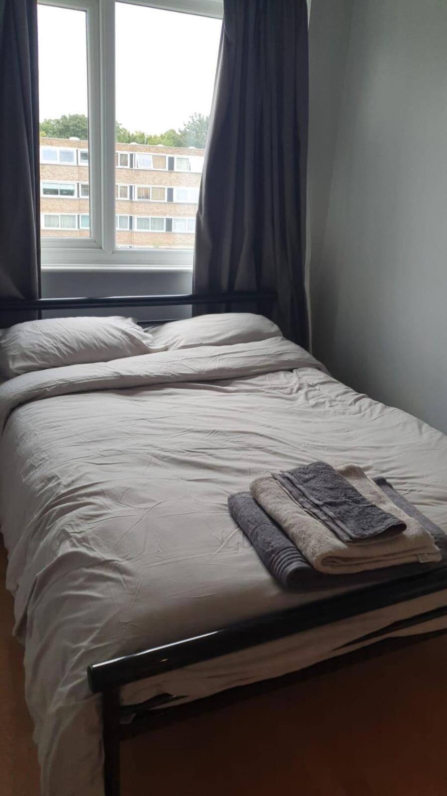 Spacious Wanstead Apartment- Sleeps 4! * London