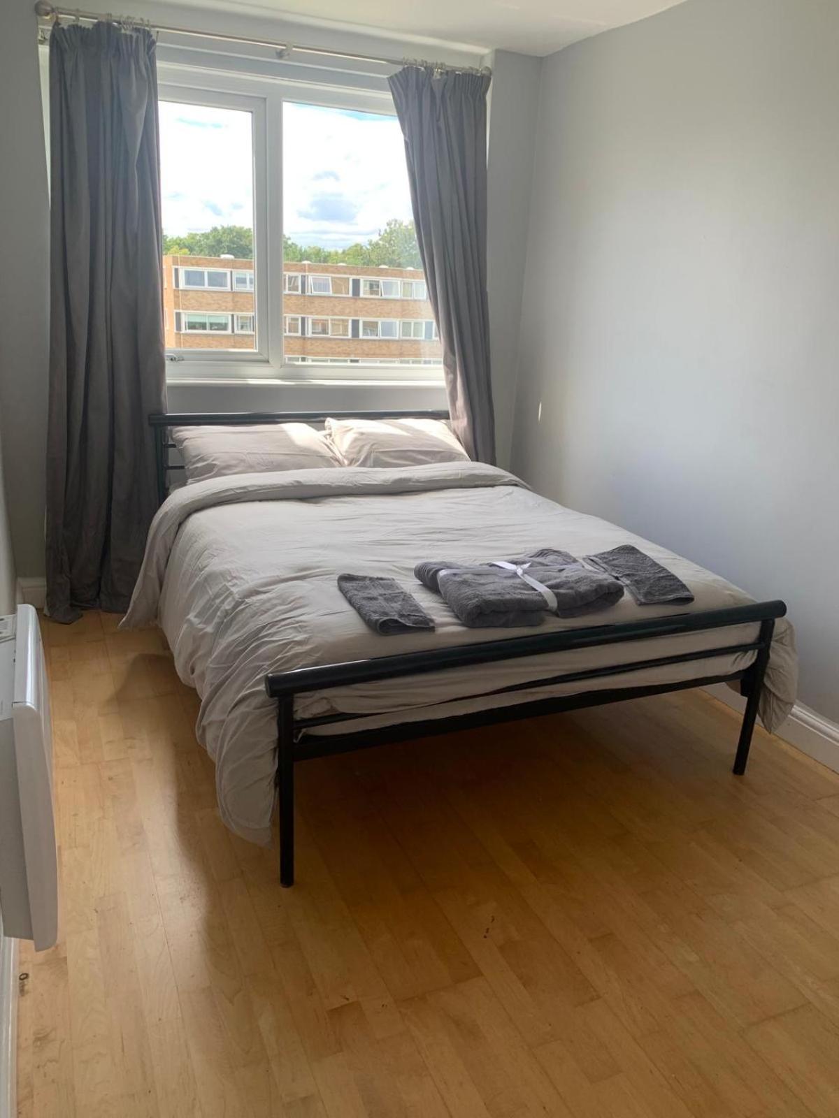 Spacious Wanstead Apartment- Sleeps 4! *