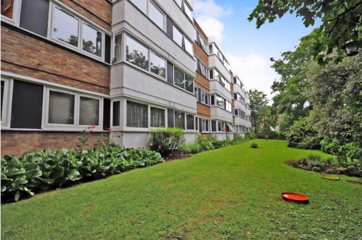 Spacious Wanstead Apartment- Sleeps 4! * London