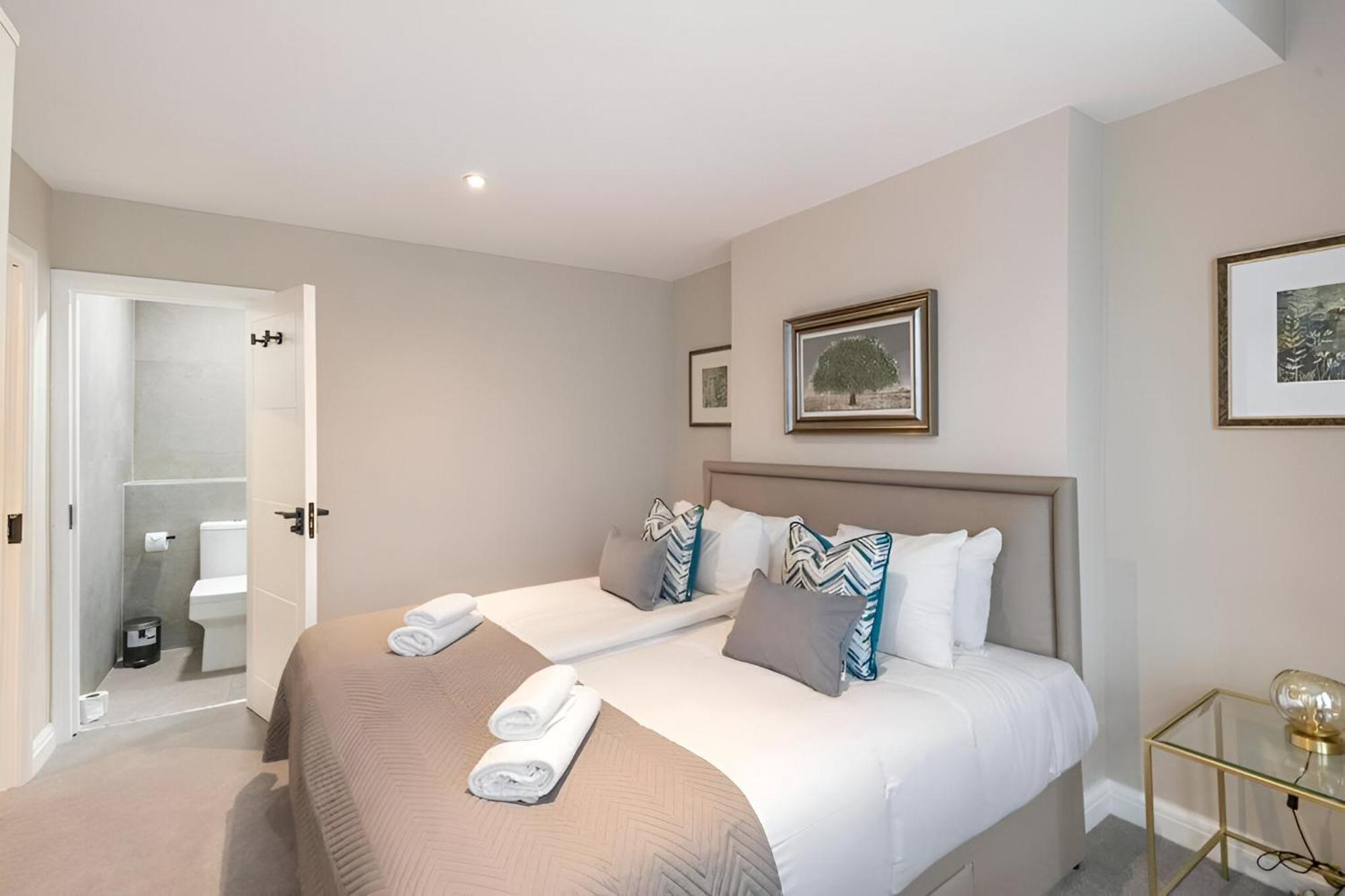 Earthy Elegance Stylish 4br For Urban Escapes Appartement Londen