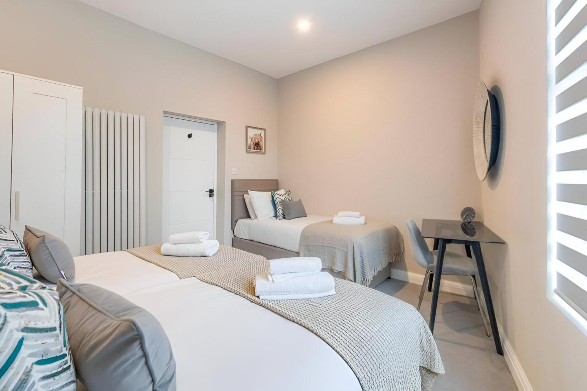 Appartement Earthy Elegance Stylish 4br For Urban Escapes Londen