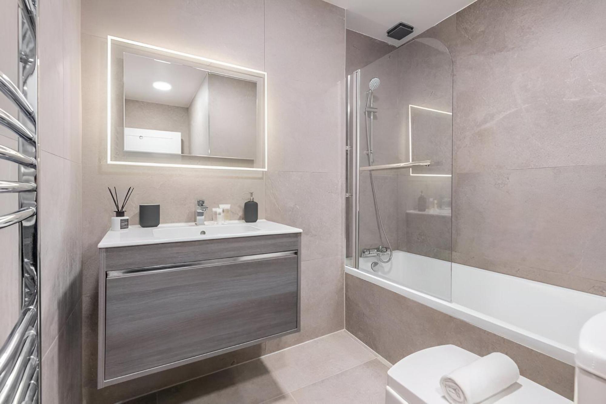 Earthy Elegance Stylish 4br For Urban Escapes Appartement