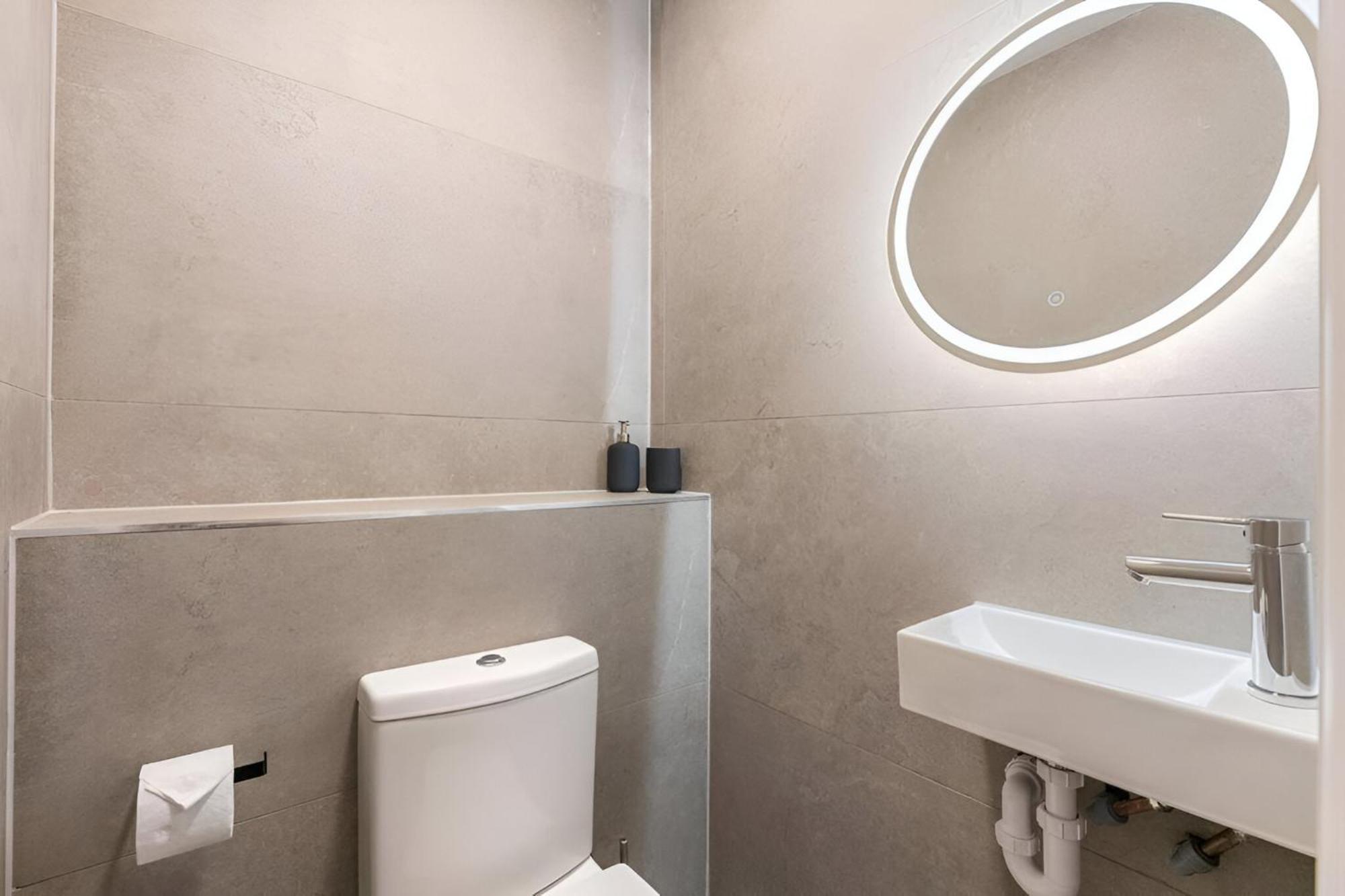 Earthy Elegance Stylish 4br For Urban Escapes Appartement Londen