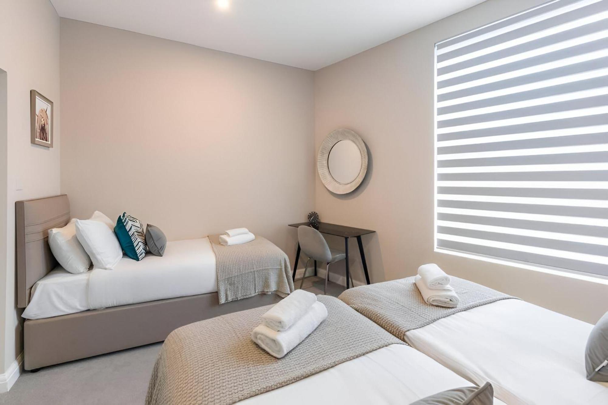 Earthy Elegance Stylish 4br For Urban Escapes Appartement Londen