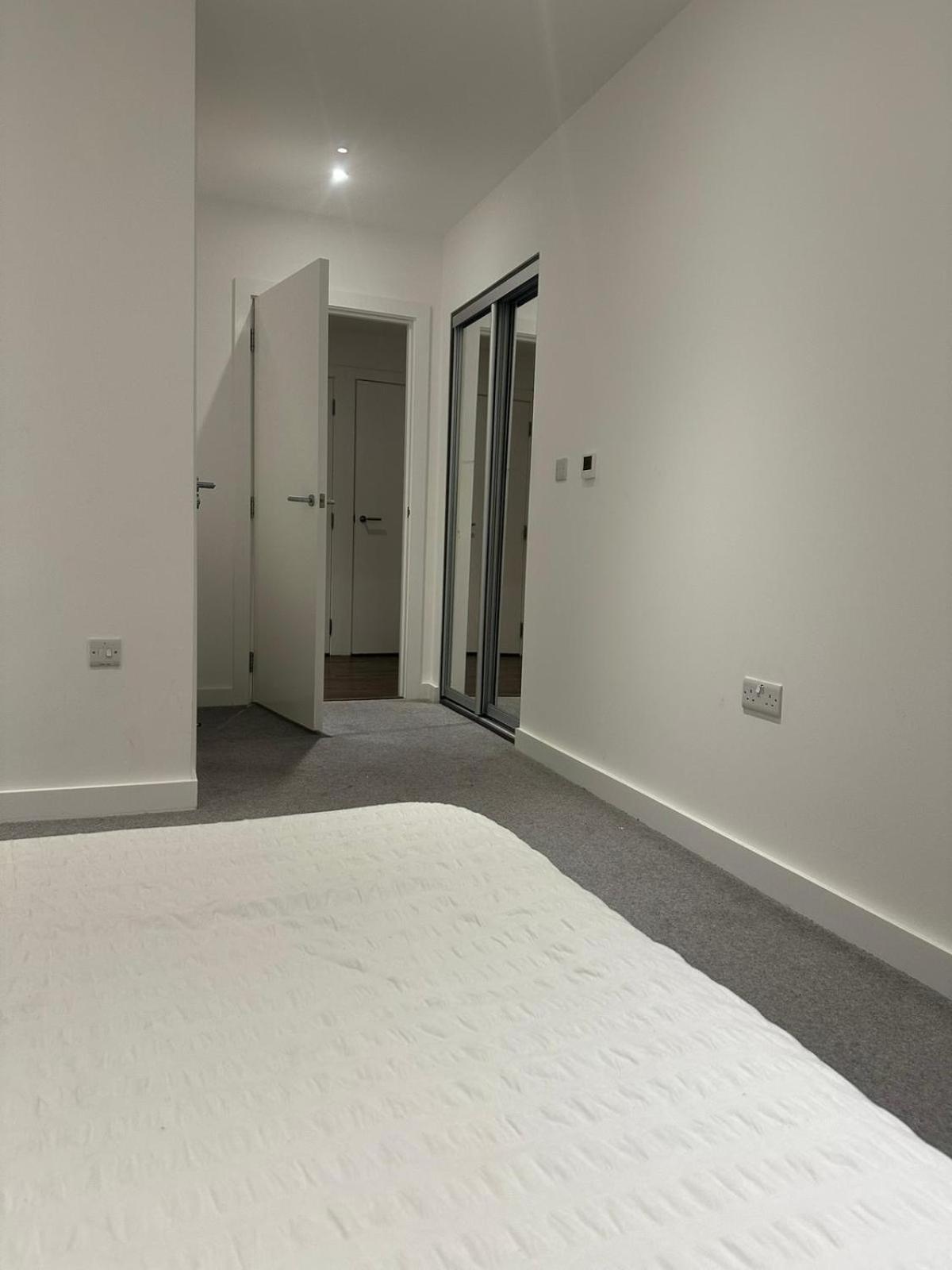 A Beautiful Two Bedroom Two Bathroom Apartment, A Few Minutes From The Iconic 02 Arena Apartment