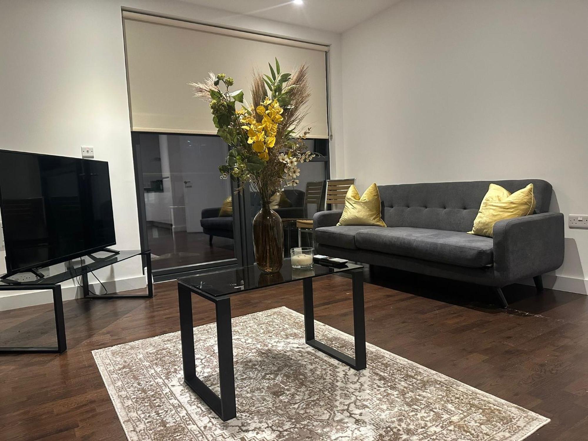 A Beautiful Two Bedroom Two Bathroom Apartment, A Few Minutes From The Iconic 02 Arena Apartment *