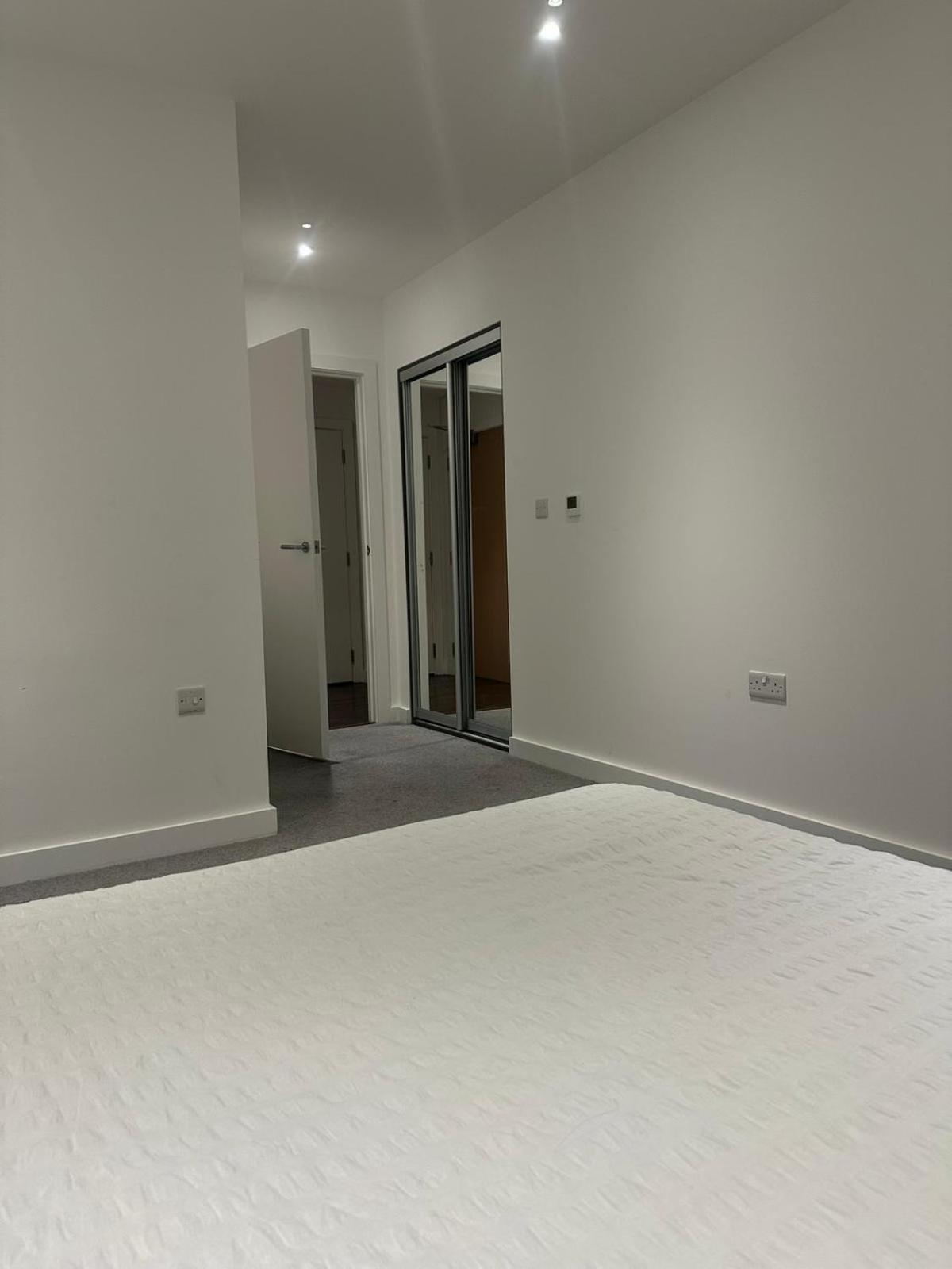 Apartment A Beautiful Two Bedroom Two Bathroom Apartment, A Few Minutes From The Iconic 02 Arena *