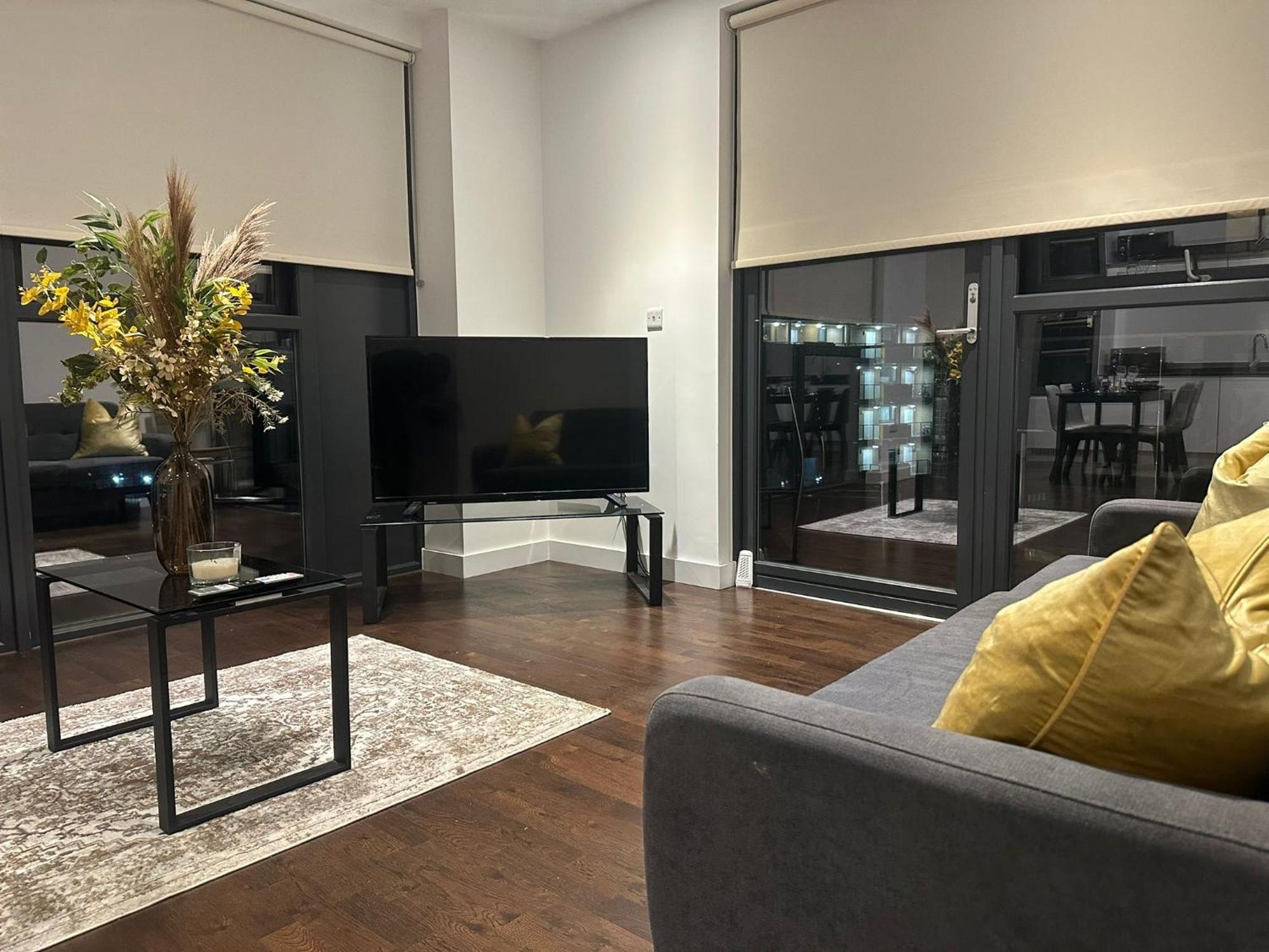 A Beautiful Two Bedroom Two Bathroom Apartment, A Few Minutes From The Iconic 02 Arena *