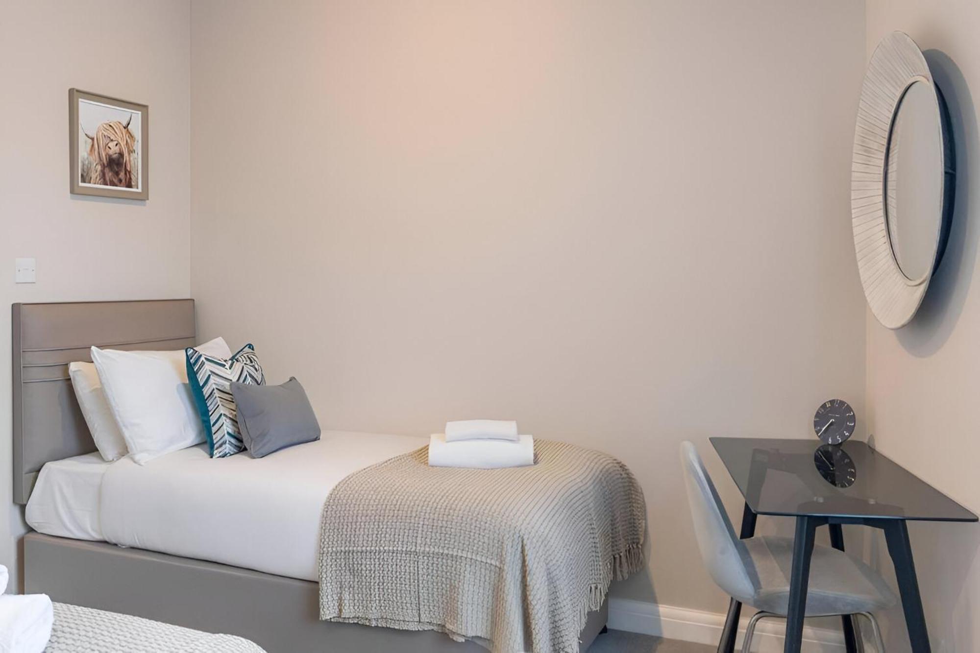 Earthy Elegance Stylish 4br For Urban Escapes Appartement Londen