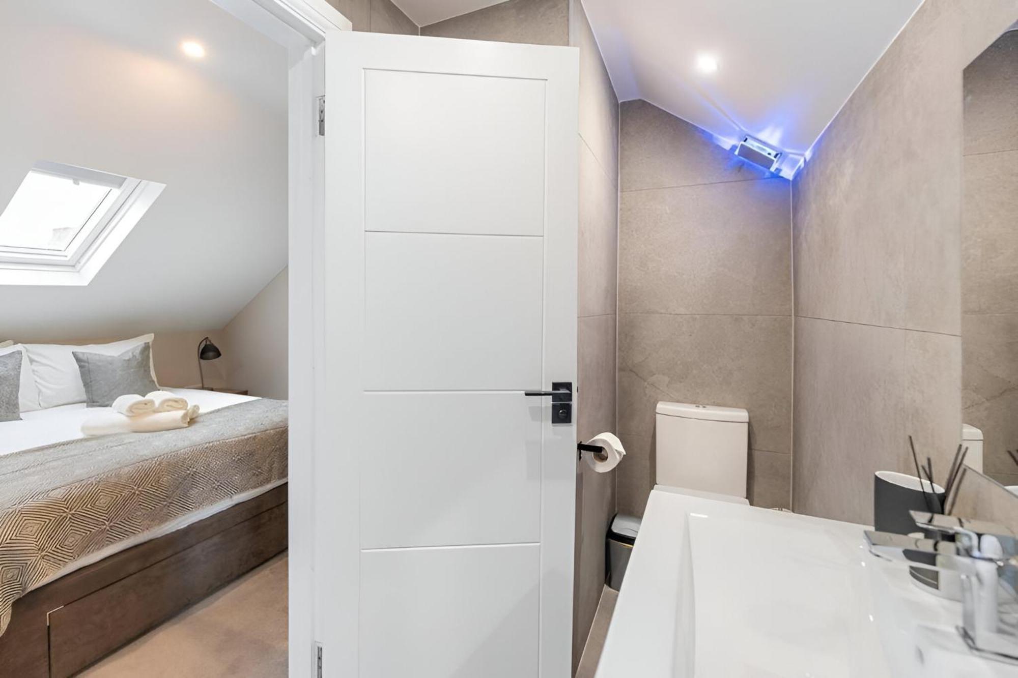 Earthy Elegance Stylish 4br For Urban Escapes Appartement Londen