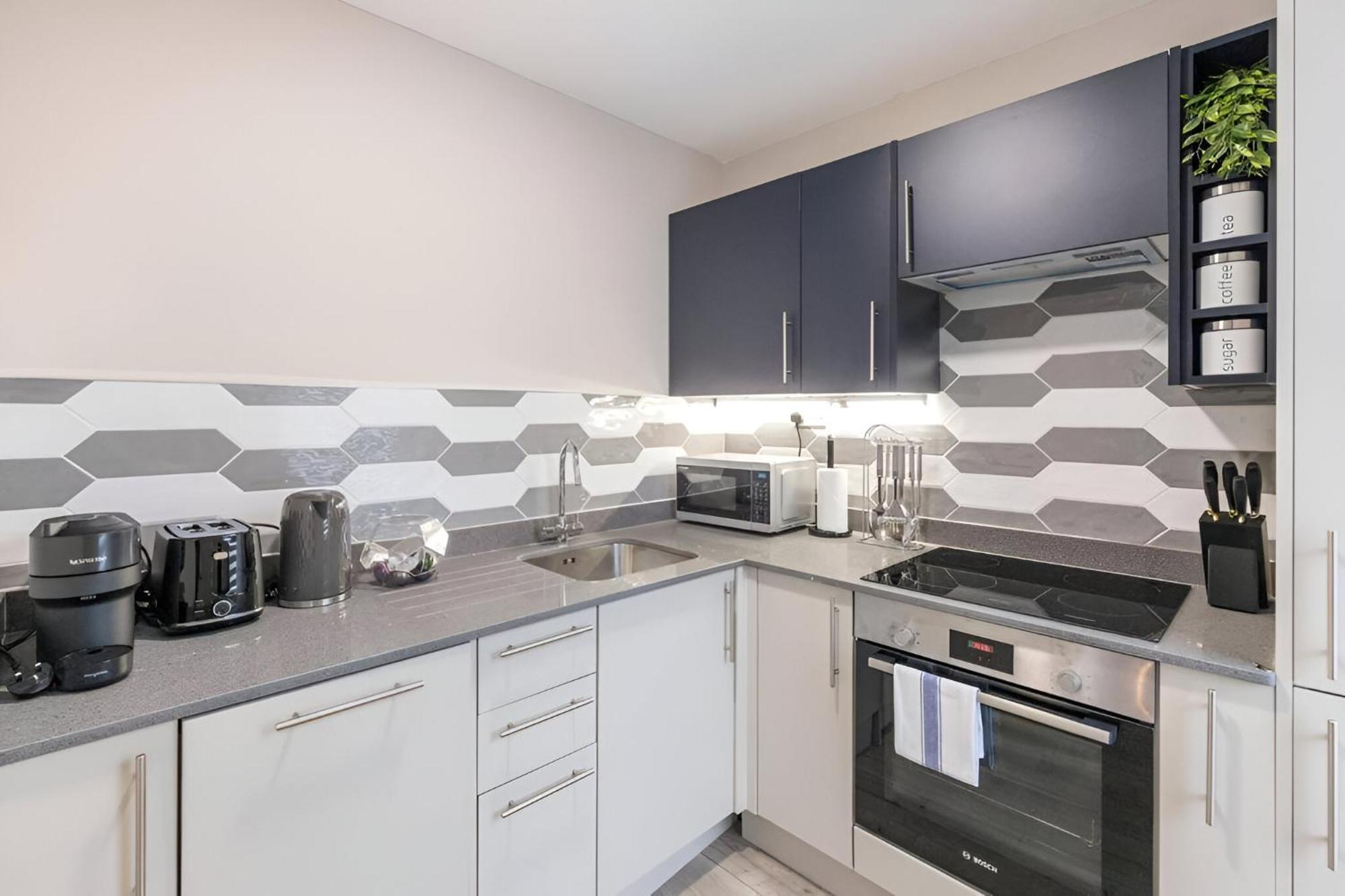 Earthy Elegance Stylish 4br For Urban Escapes Appartement Londen