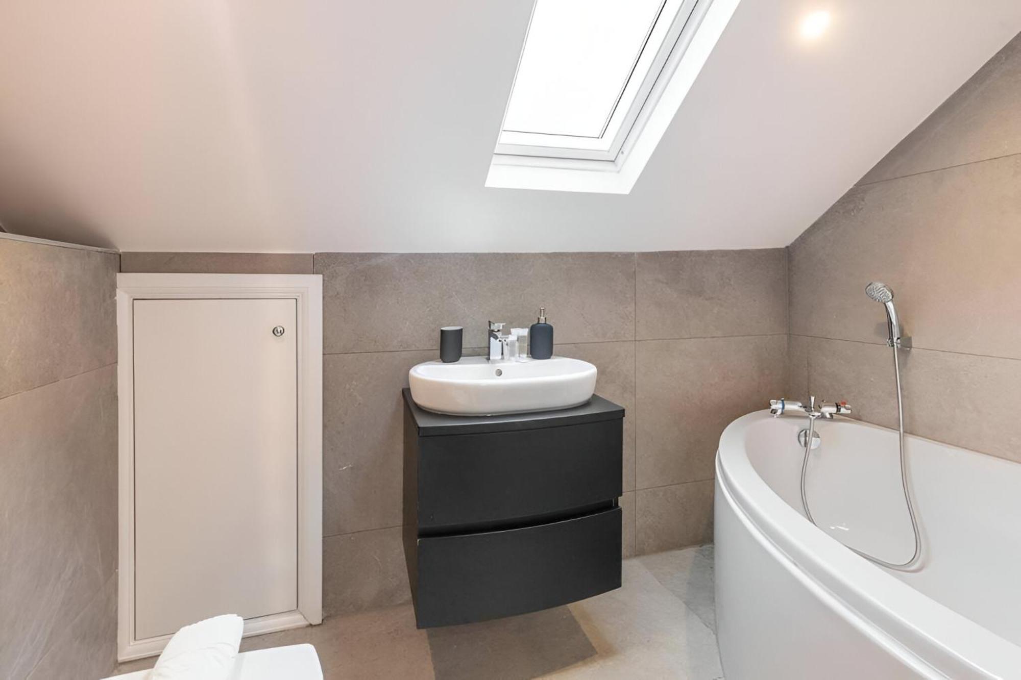 Appartement Earthy Elegance Stylish 4br For Urban Escapes Londen