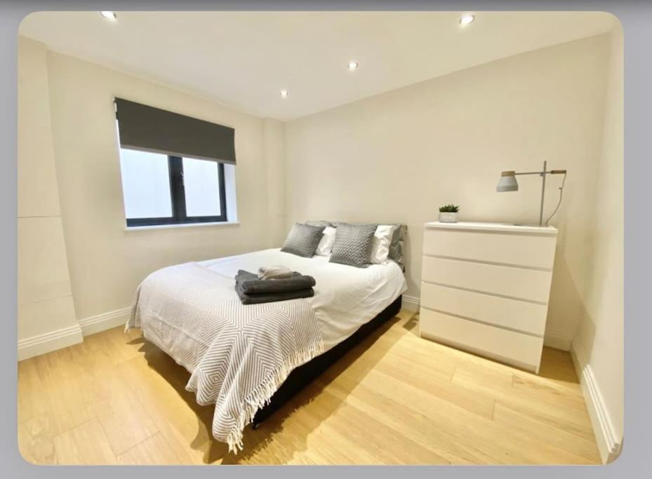 Luxury 4-bed With Balcony & Garden, Near Emirates Stadium, 15 Mins To London