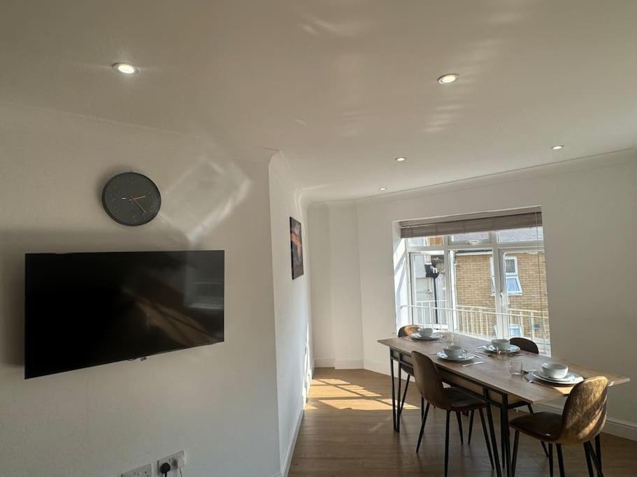 2 Bedroom, Parking, Hounslow St * London