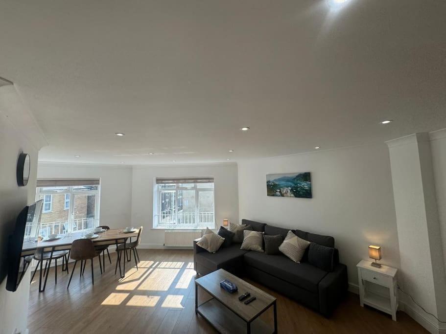 2 Bedroom, Parking, Hounslow St Leilighet London