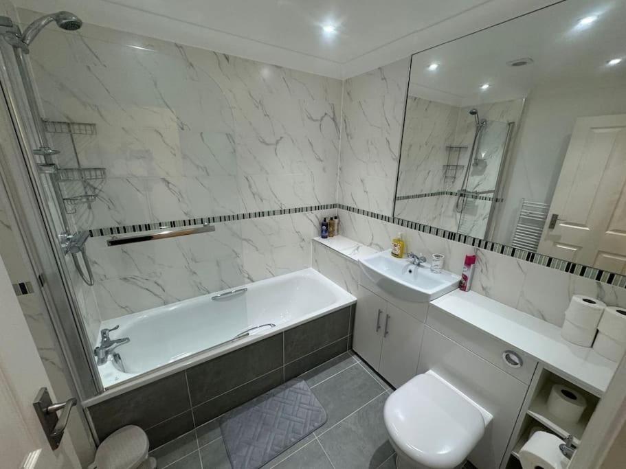 2 Bedroom, Parking, Hounslow St Leilighet *