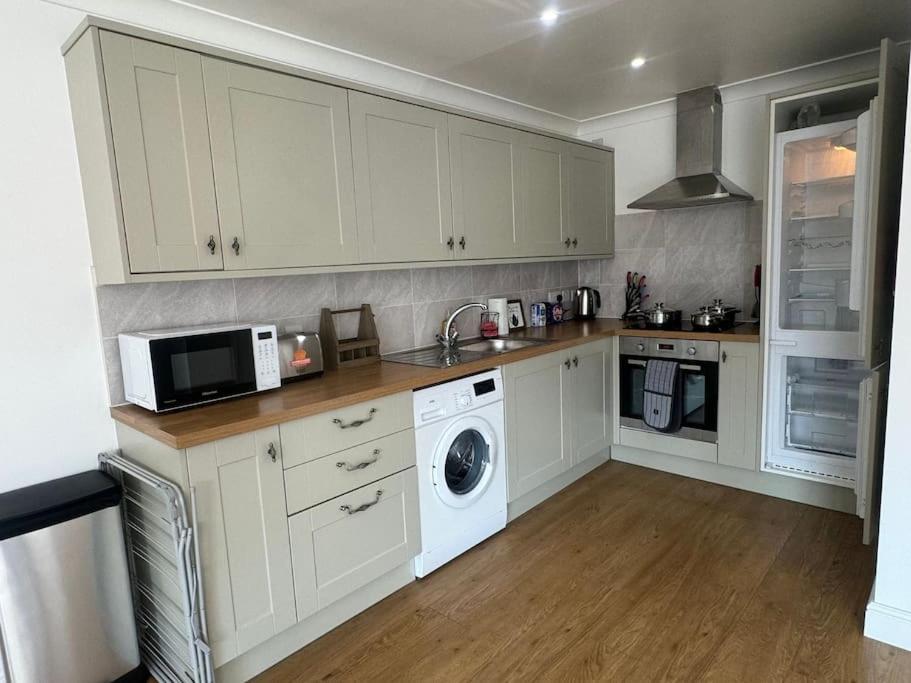 2 Bedroom, Parking, Hounslow St Leilighet London