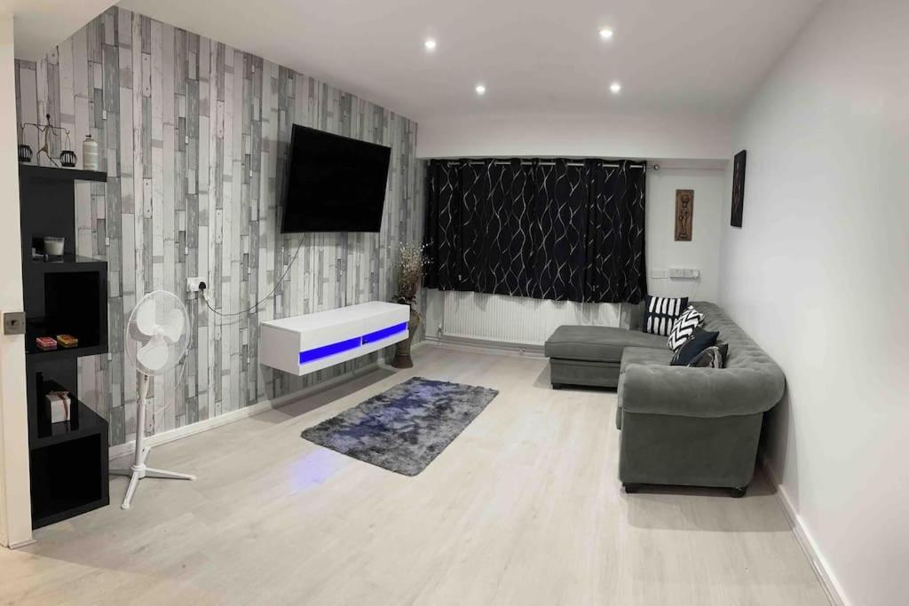 Cosy In Quiet Location *