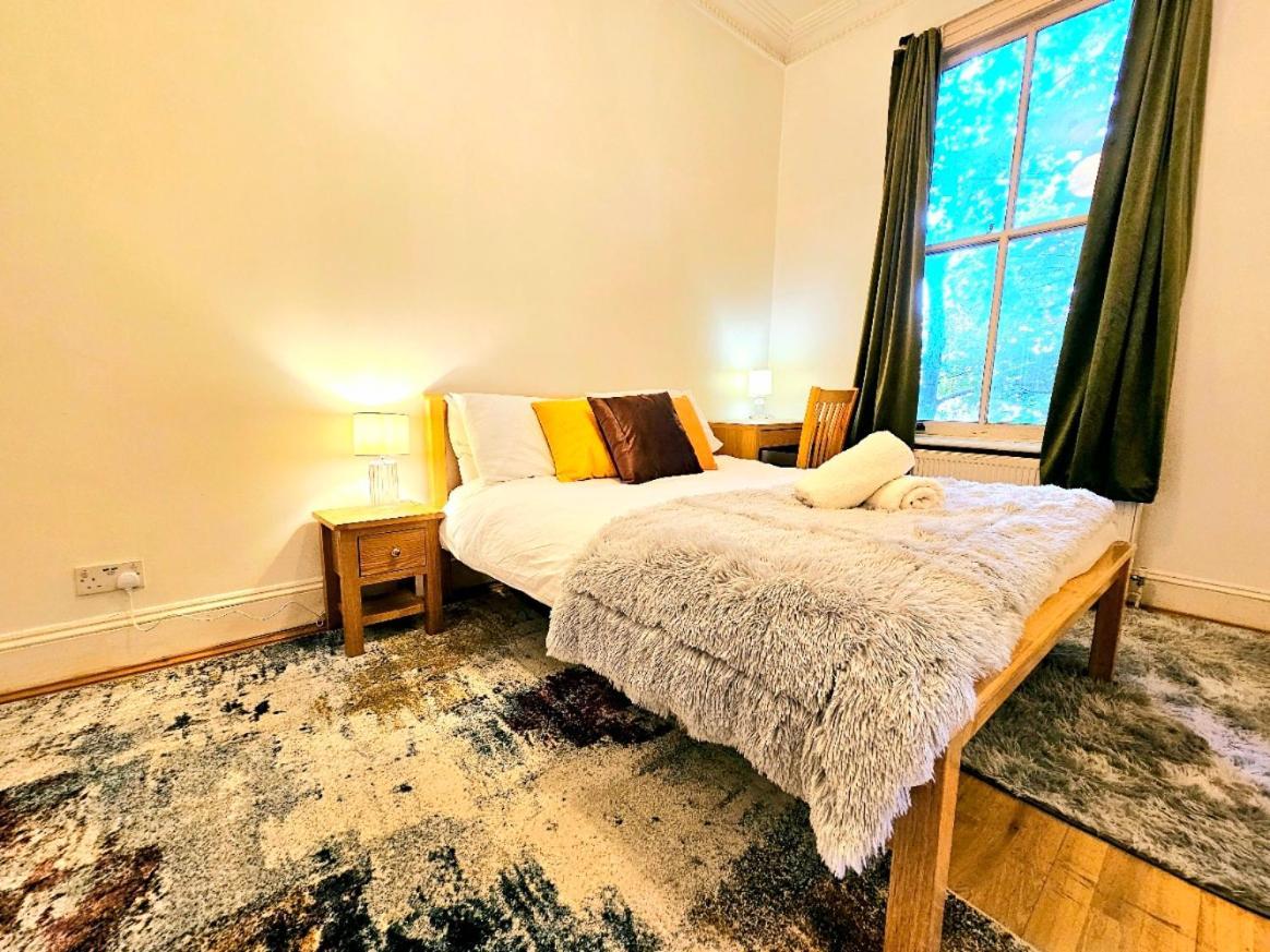 Charming With Private Balcony, On 1st Floor, With 2 Bathrooms, 3 Min Walk To Earl's Court Station Apartment London