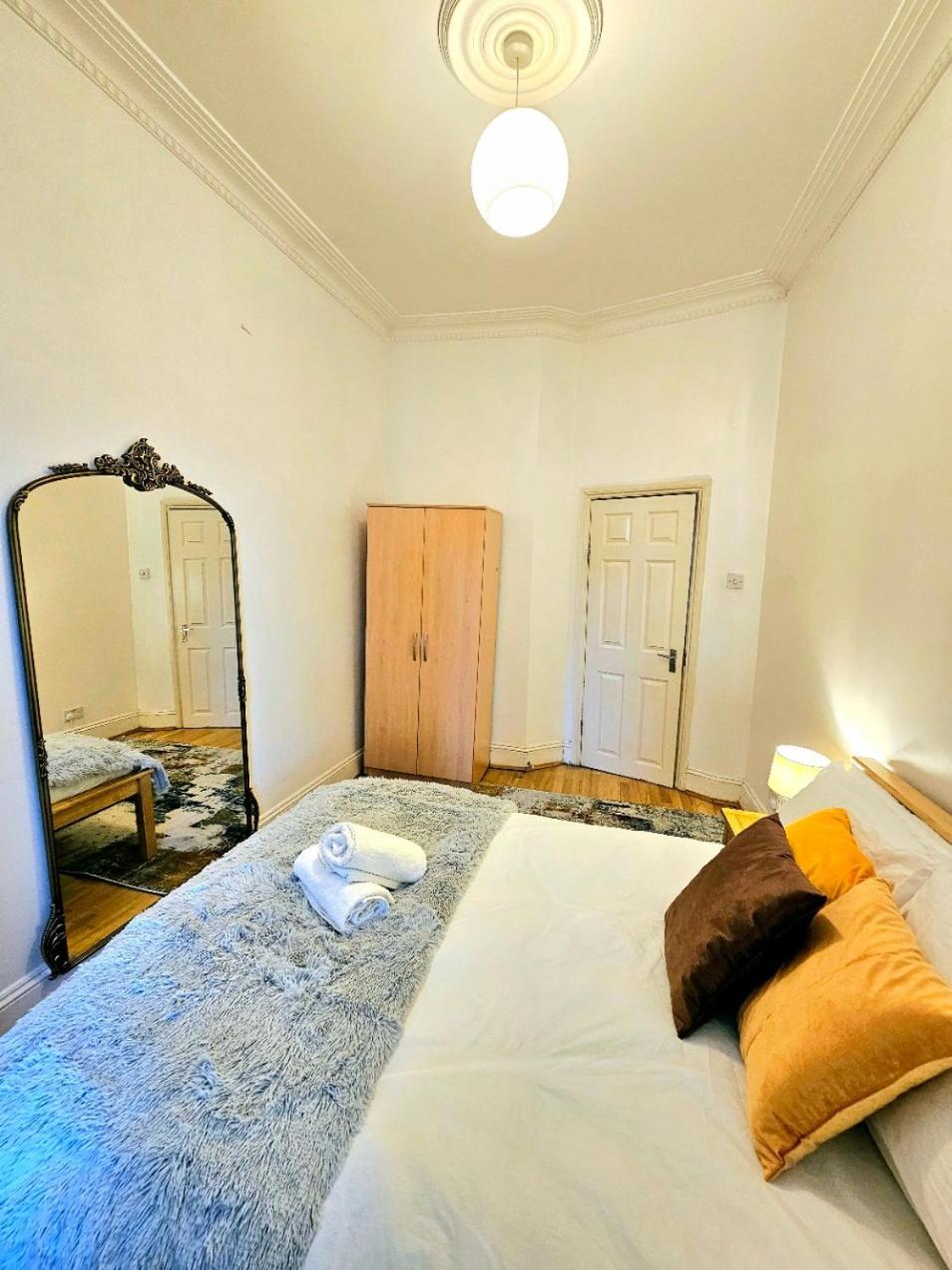 Apartment Charming With Private Balcony, On 1st Floor, With 2 Bathrooms, 3 Min Walk To Earl's Court Station London