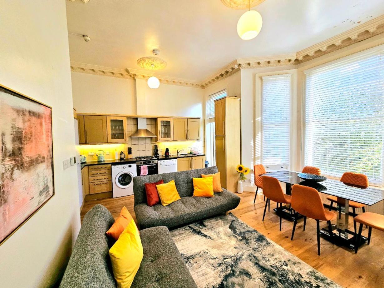 Apartment Charming With Private Balcony, On 1st Floor, With 2 Bathrooms, 3 Min Walk To Earl's Court Station