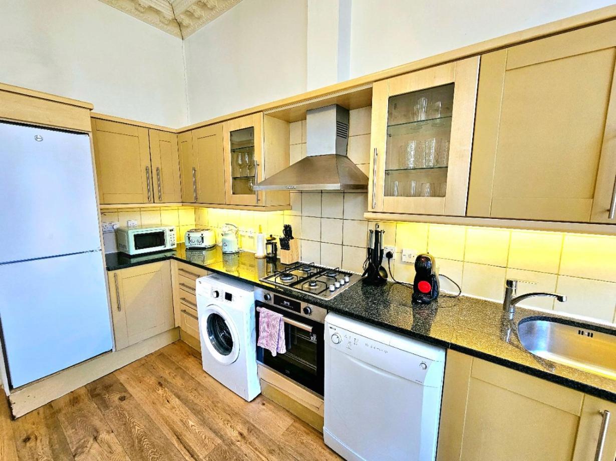Charming With Private Balcony, On 1st Floor, With 2 Bathrooms, 3 Min Walk To Earl's Court Station Apartment London