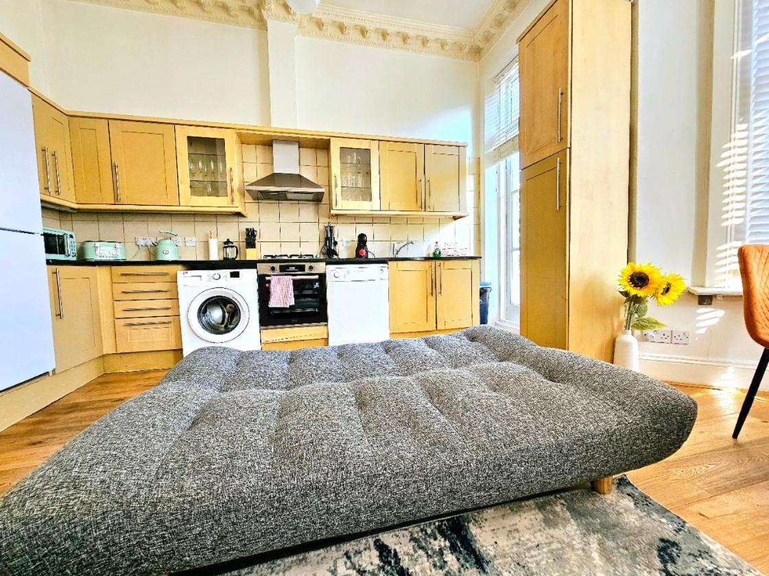 Charming With Private Balcony, On 1st Floor, With 2 Bathrooms, 3 Min Walk To Earl's Court Station London