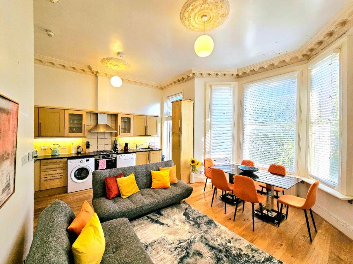 Charming With Private Balcony, On 1st Floor, With 2 Bathrooms, 3 Min Walk To Earl's Court Station * London